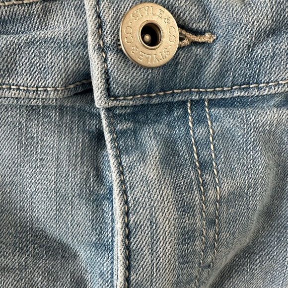 Style & Co women’s size 10 shorts, EUC, High Waisted, embroidered with daisies!! - Picture 4 of 9